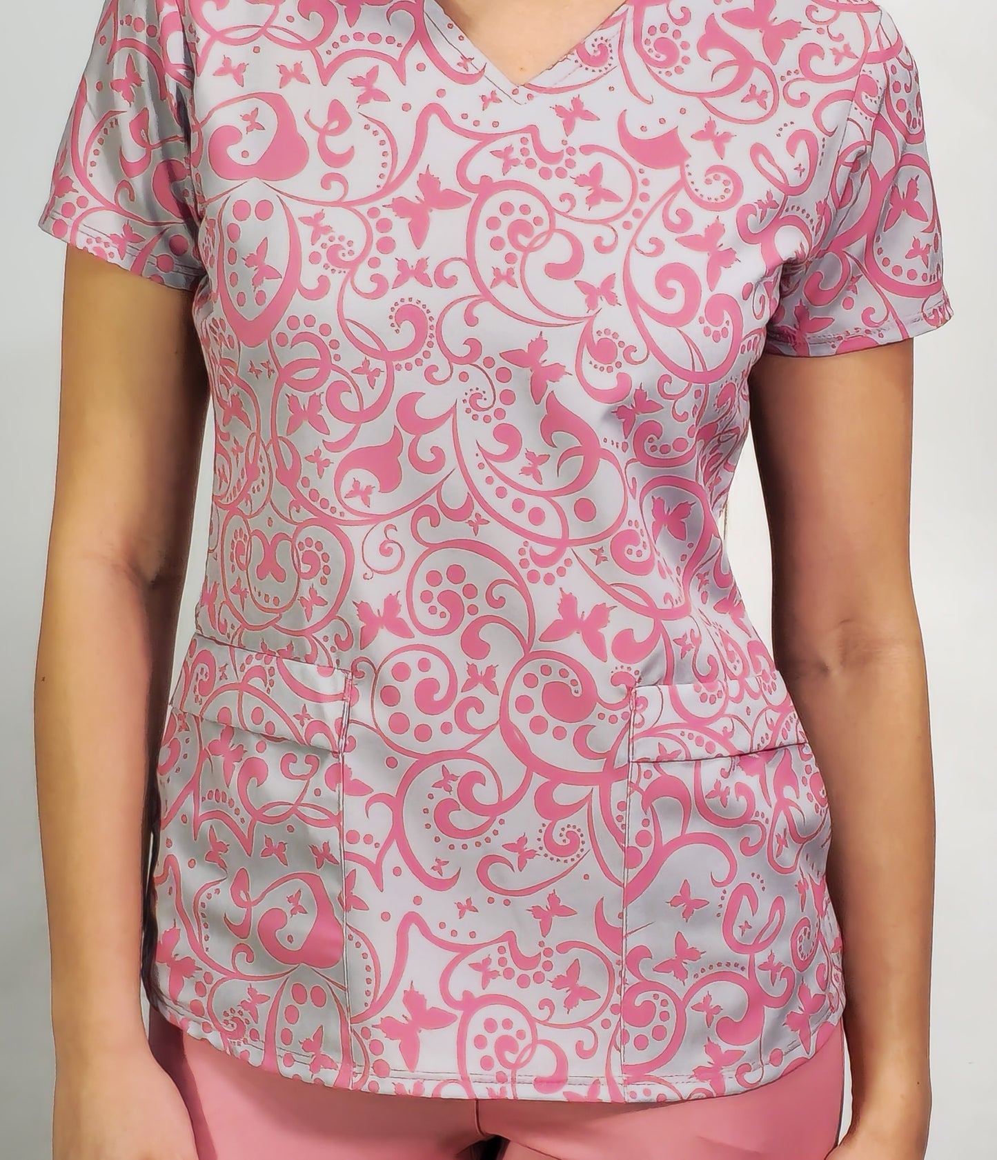 Filipina Estampado Floral Gris Perla/Palo de Rosa, Scrubs 600 (Uniformes Médicos)
