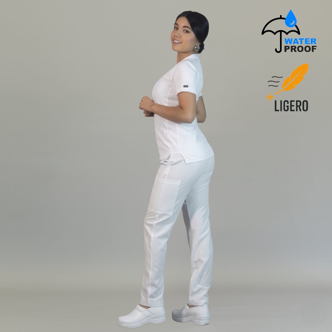 Pantalón médico blanco para mujer con corte relaxed y secado rápido