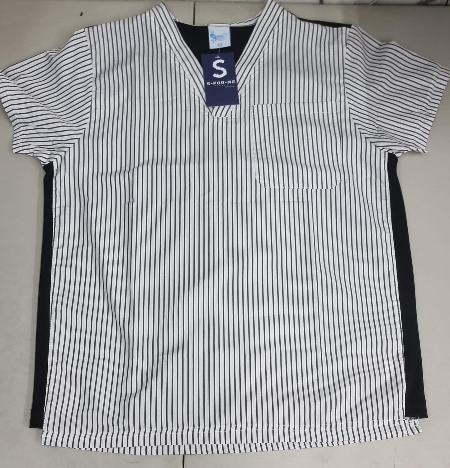 Filipina Rayas Grises /Blancas costado negro cuello V. Hombre