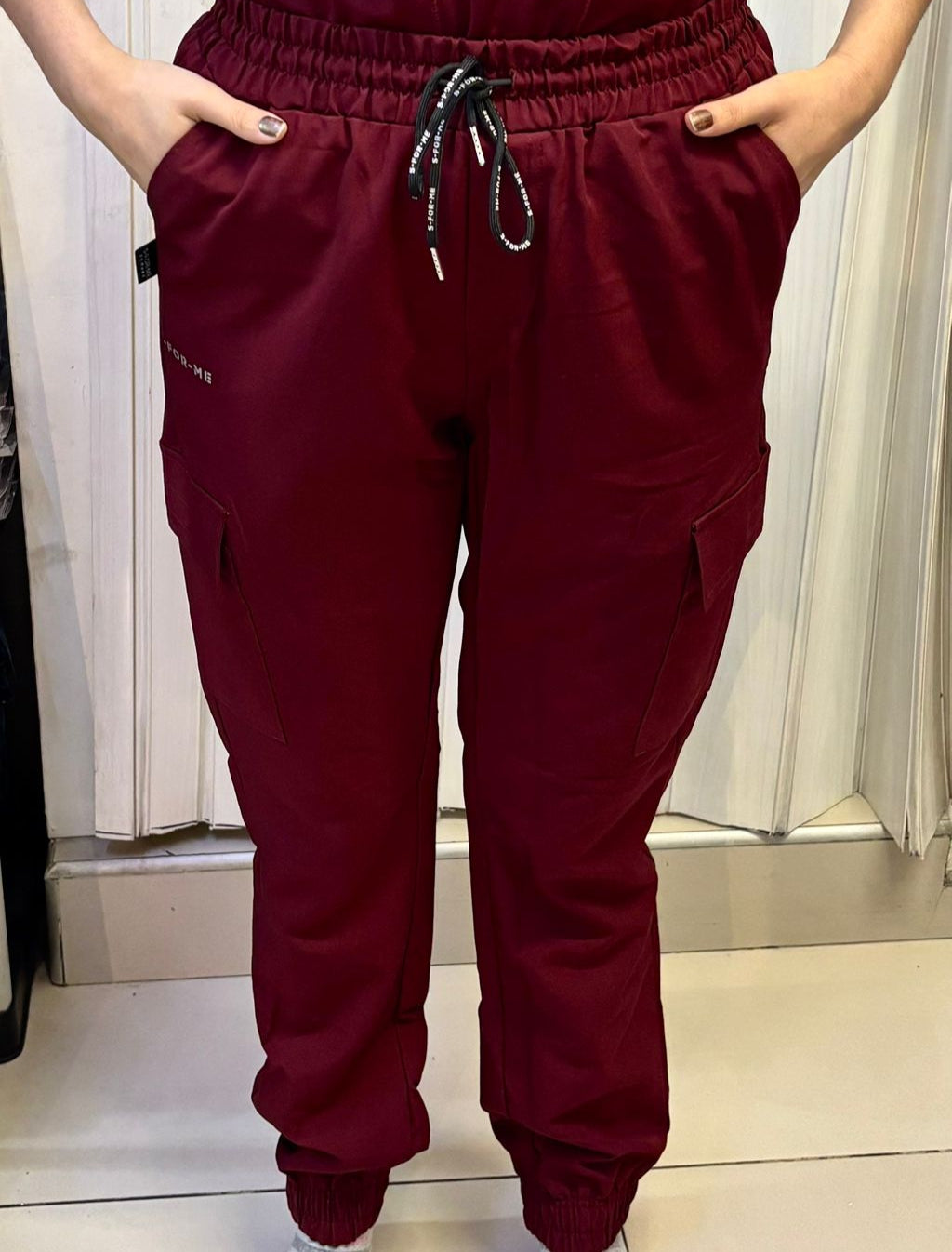 Jogger 300 Quirúrgico Vino Unisex Antifluido, Scrubs