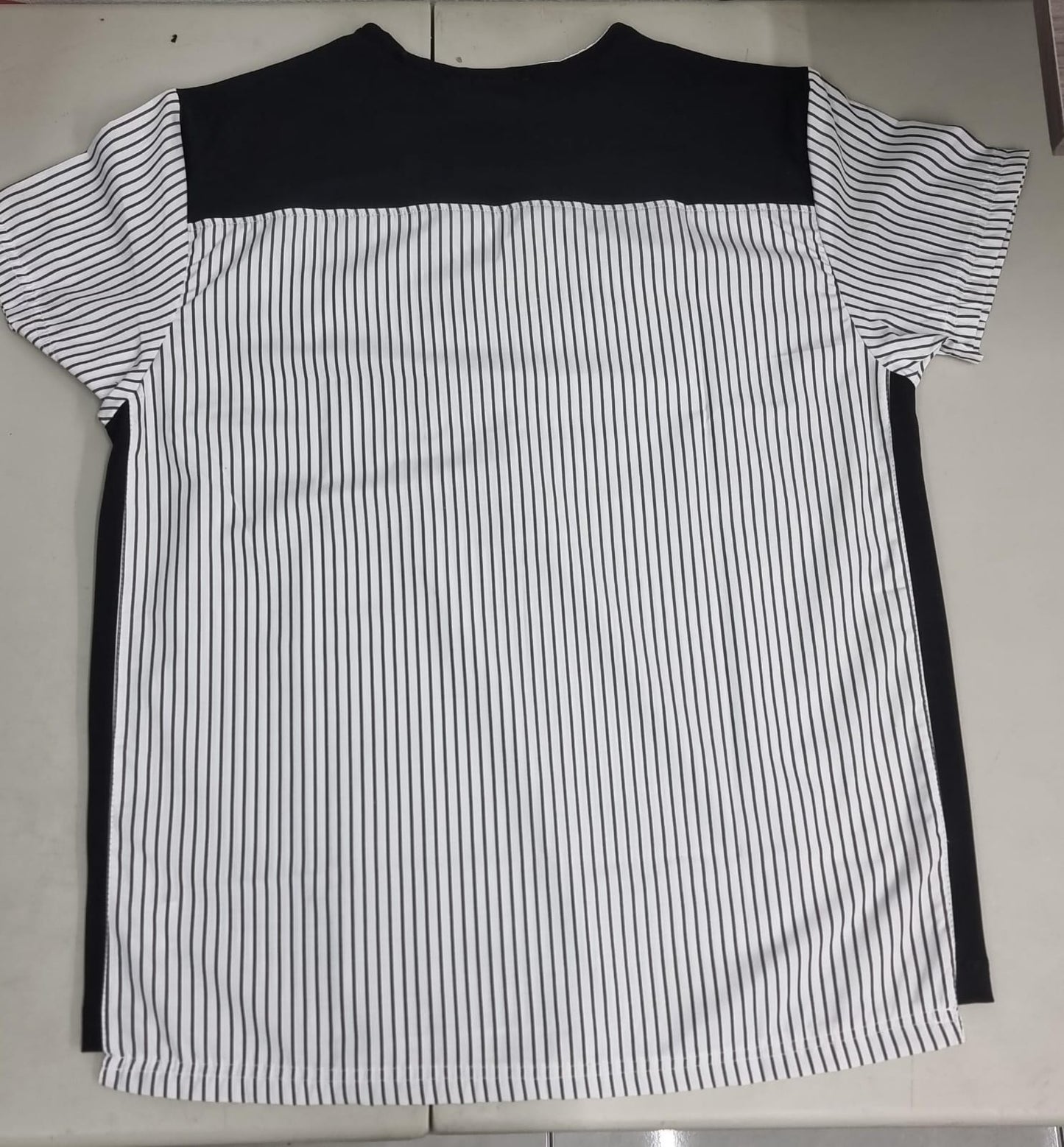 Filipina Rayas Grises /Blancas costado negro cuello V. Hombre