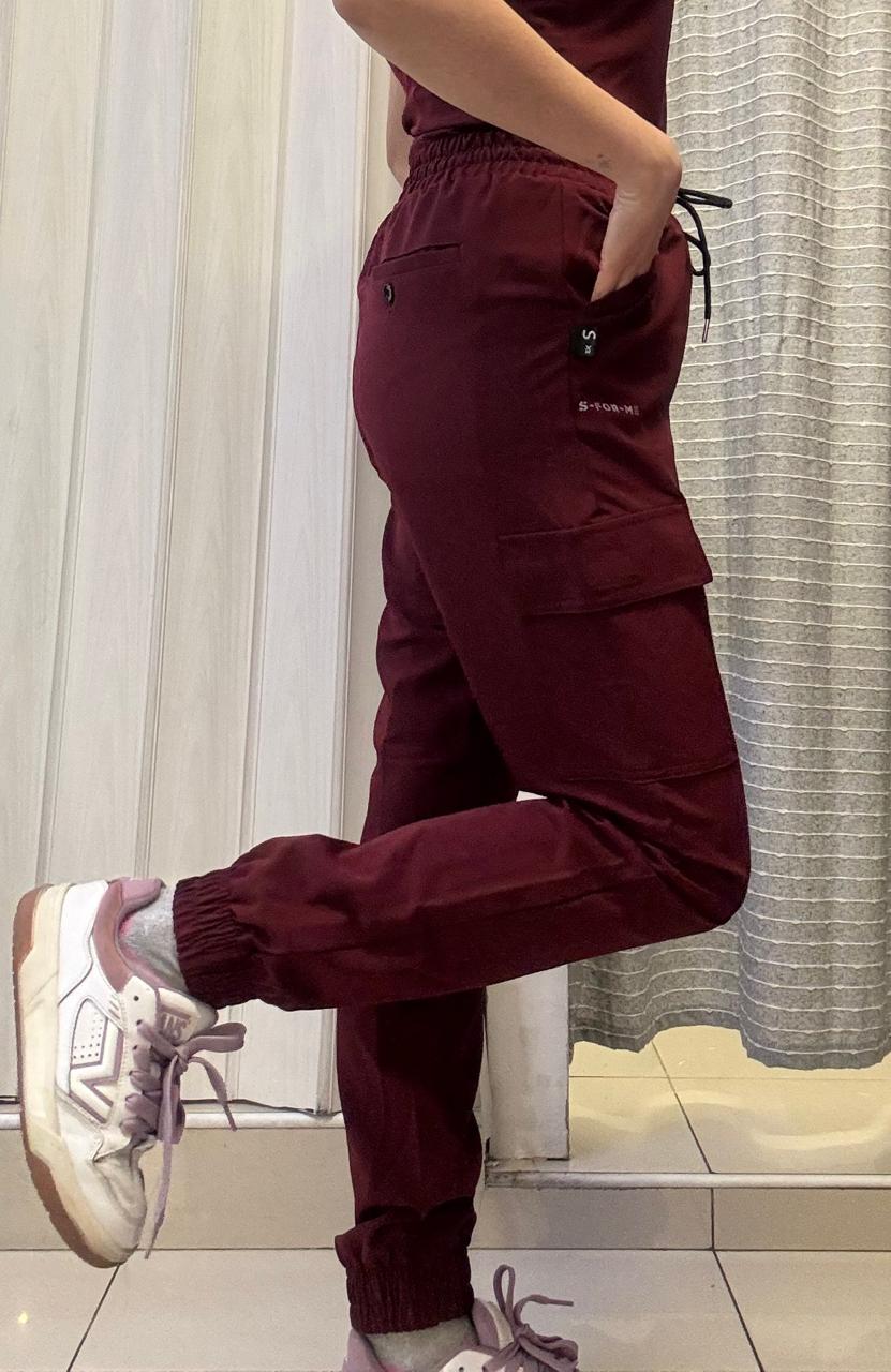 Jogger 300 Quirúrgico Vino Unisex Antifluido, Scrubs