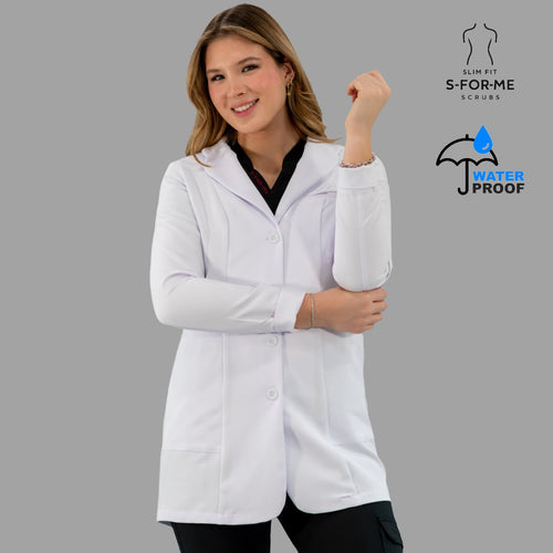 bata medica blanca pure white dama antifluido slim fit vista frontal Sandel Medica
