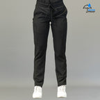 Pantalón negro relaxed para uniforme médico mujer vista frontal