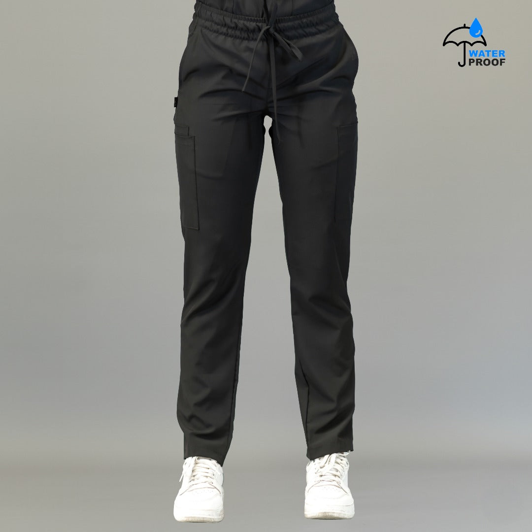 Pantalón negro relaxed para uniforme médico mujer vista frontal