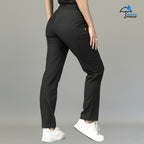 Pantalón quirúrgico mujer 515 negro corte relaxed vista trasera