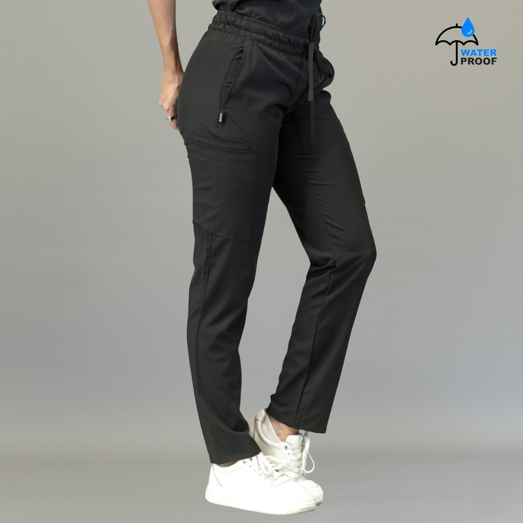 Pantalón negro relaxed mujer con bolsa lateral para uniforme médico