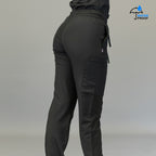 Pantalón médico negro mujer 515 detalle lateral de cadera y pierna