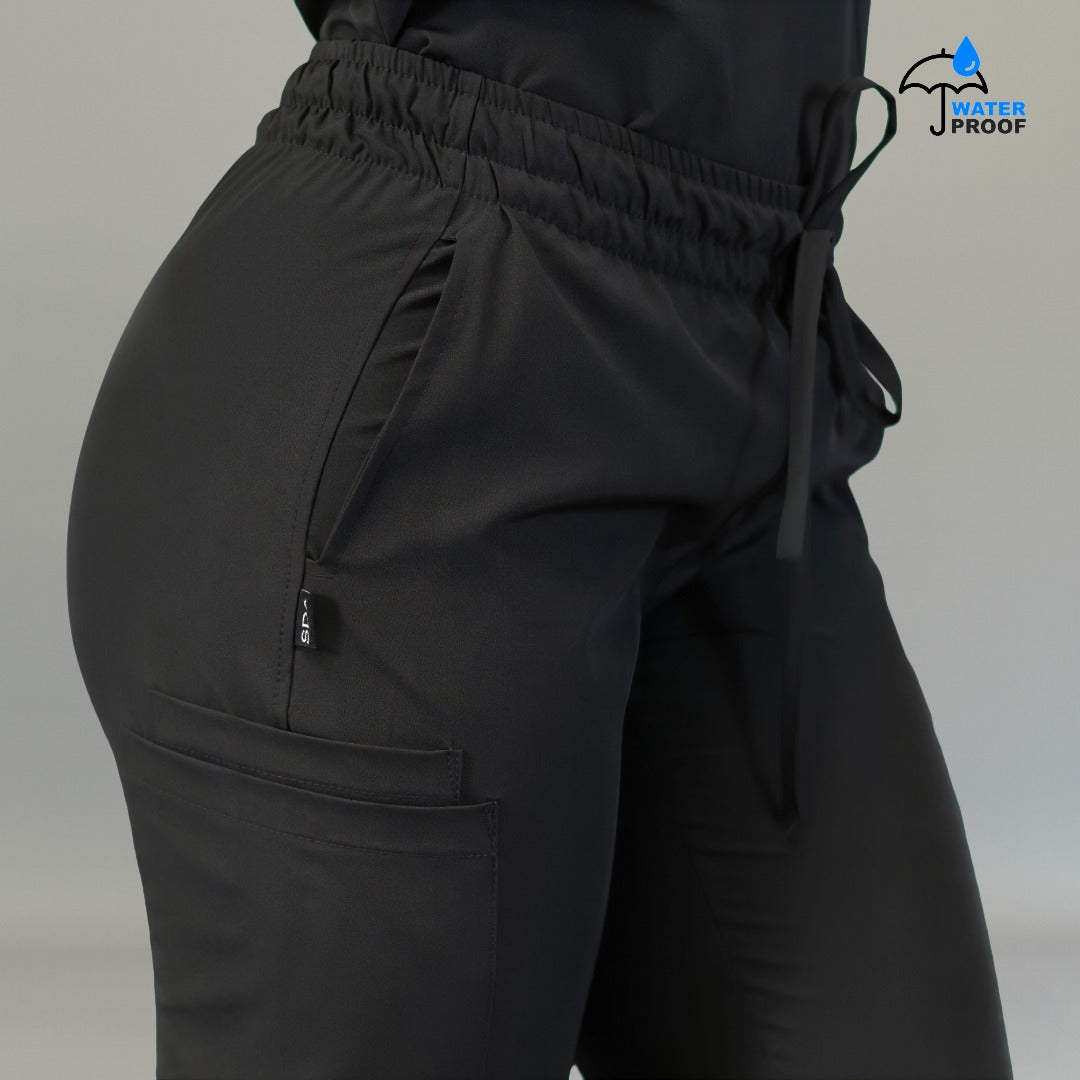 Detalle de pretina elástica y bolsa lateral en pantalón quirúrgico negro