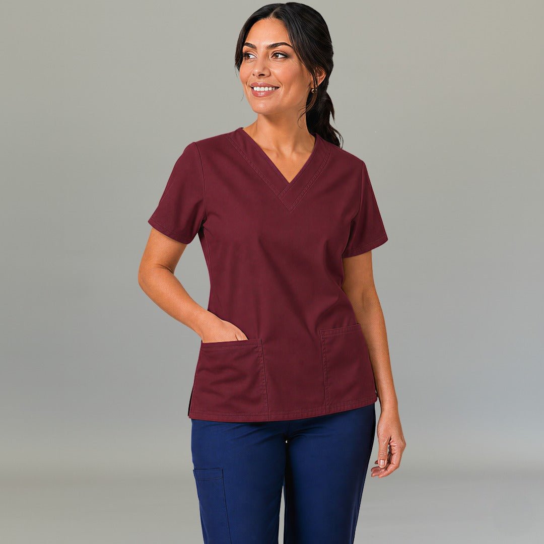 Filipina quirúrgica vino 502 para mujer, vista frontal de medio cuerpo.