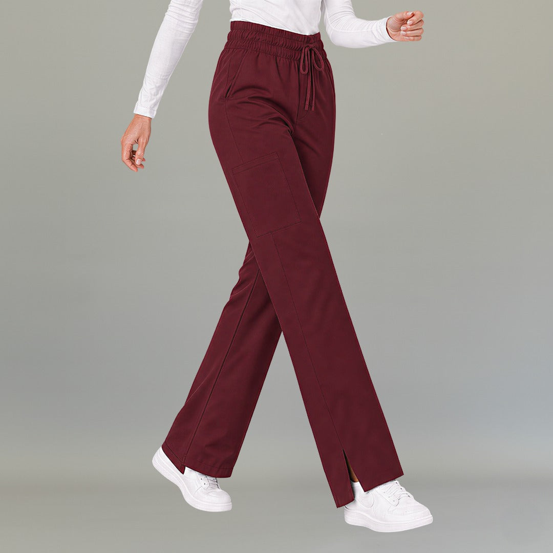 Vista lateral del pantalón quirúrgico vino 502 de pierna amplia para mujer.