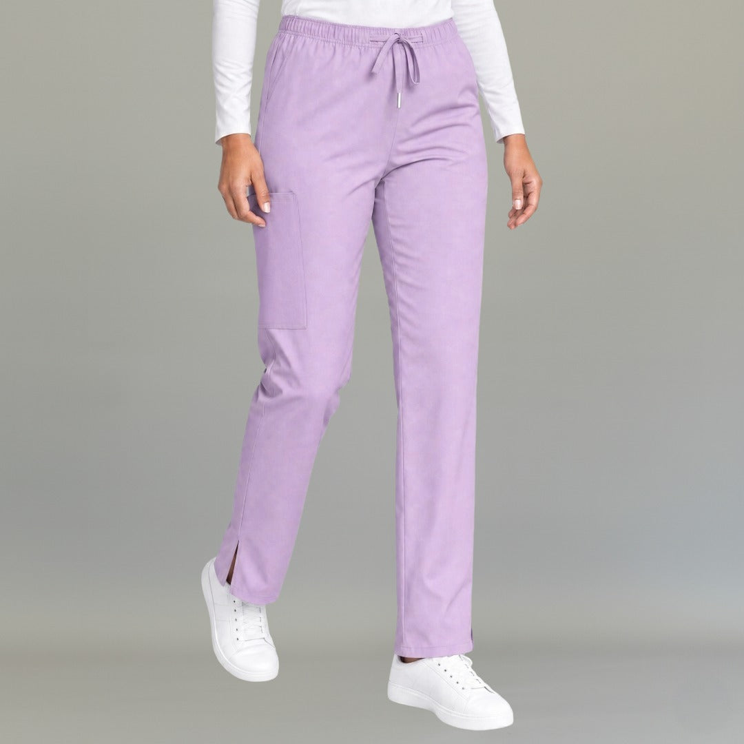 Vista frontal del pantalón 502 pierna amplia quirúrgico para mujer en color lila.
