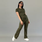 Modelo de pie con jumpsuit médico mujer 945 Verde Olivo corte slim fit