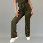 Detalle frontal del pantalón del jumpsuit quirúrgico 945 Verde Olivo