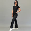 Vista frontal en ángulo del jumpsuit quirúrgico negro para mujer Style 945