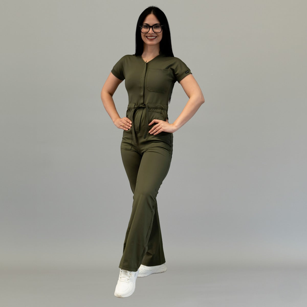 Modelo de frente con jumpsuit quirúrgico mujer Verde Olivo de una pieza