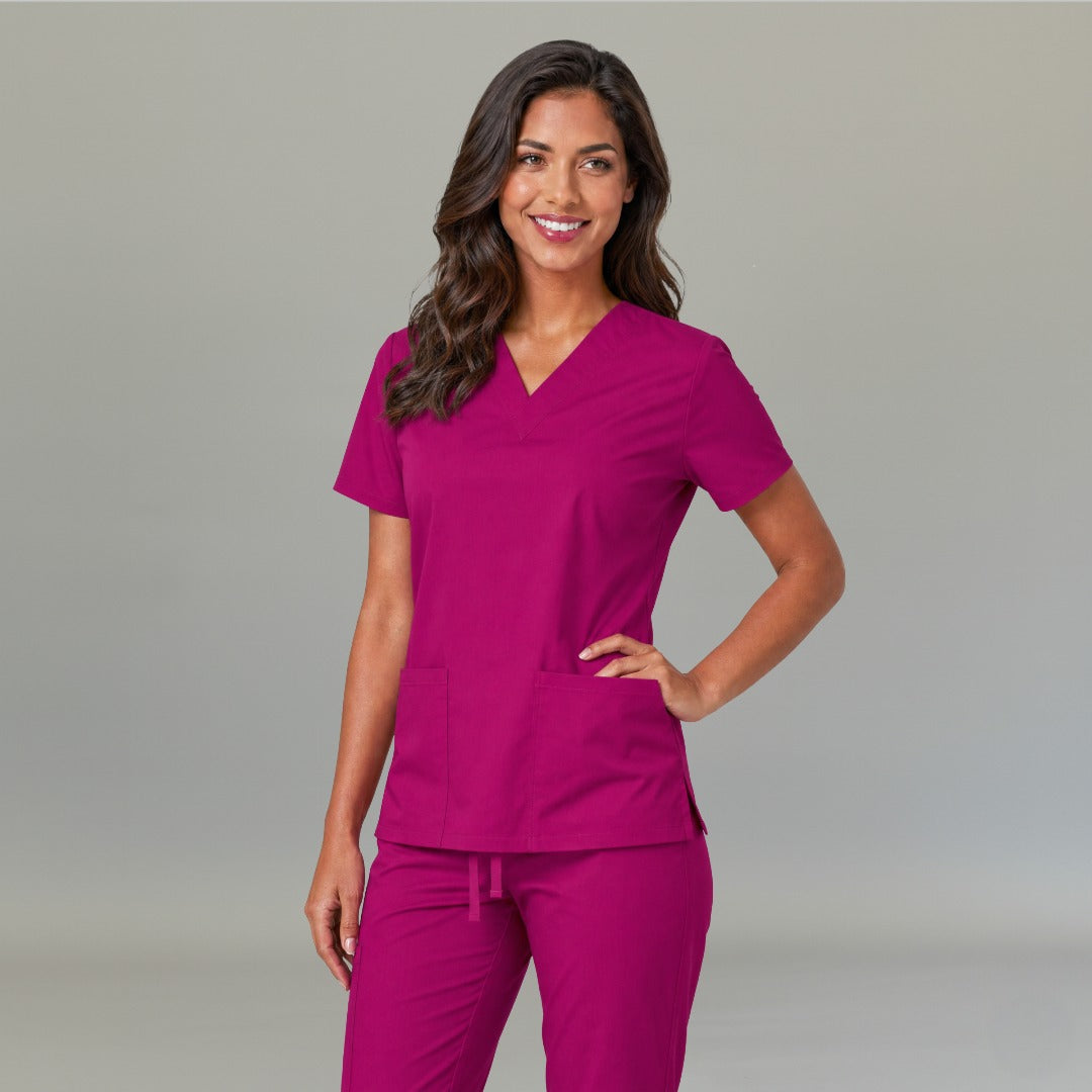 Filipina quirúrgica 502 rosa mexicano para mujer, vista frontal de medio cuerpo.