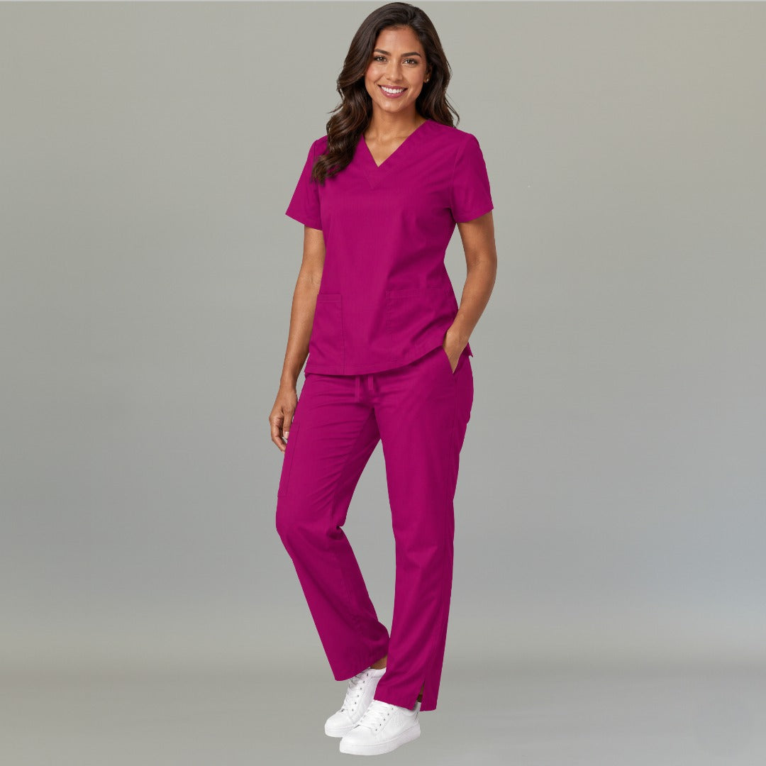 Modelo vistiendo el pantalón 502 pierna amplia rosa mexicano junto con filipina a juego en cuerpo entero.