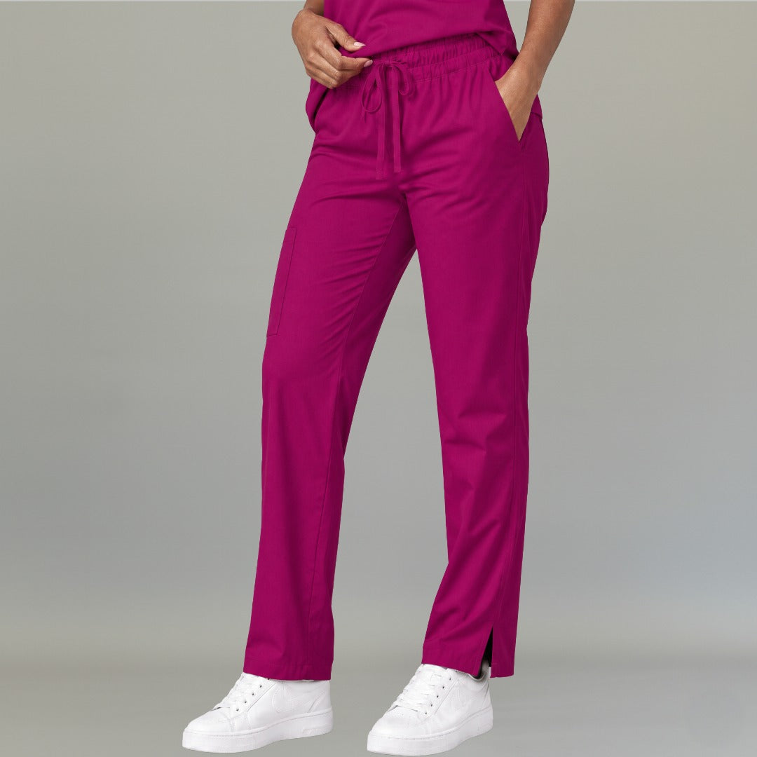 Vista frontal del pantalón 502 pierna amplia quirúrgico para mujer en color rosa mexicano, con ajuste relaxed.