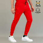 Jogger médico rojo para hombre 901 — vista en movimiento con tela Super Stretch