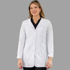 bata medica blanca pure white dama antifluido vista lateral Sandel Medica