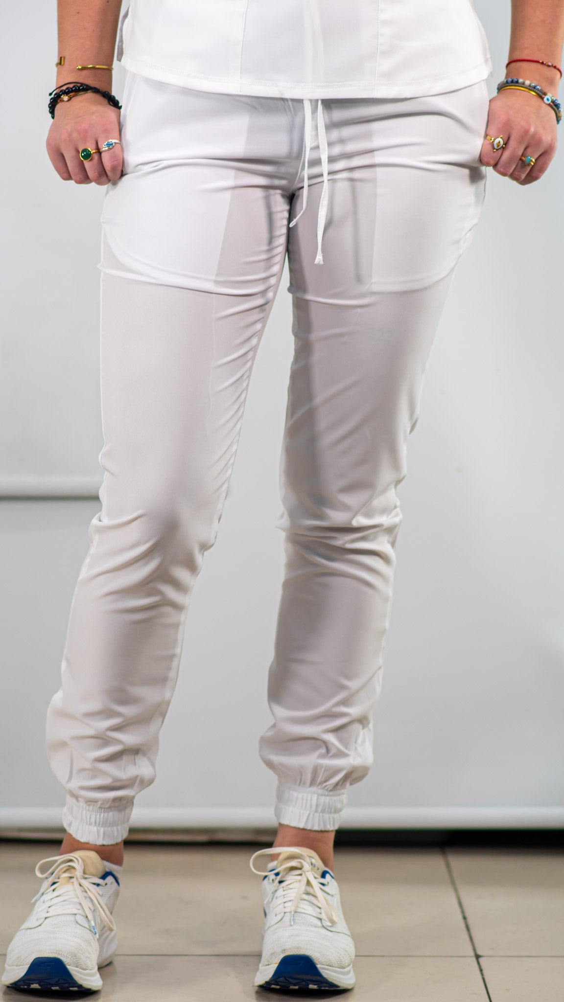 Jogger Quirúrgico 2 Bolsas Estilo 600 Blanco Mujer F.W