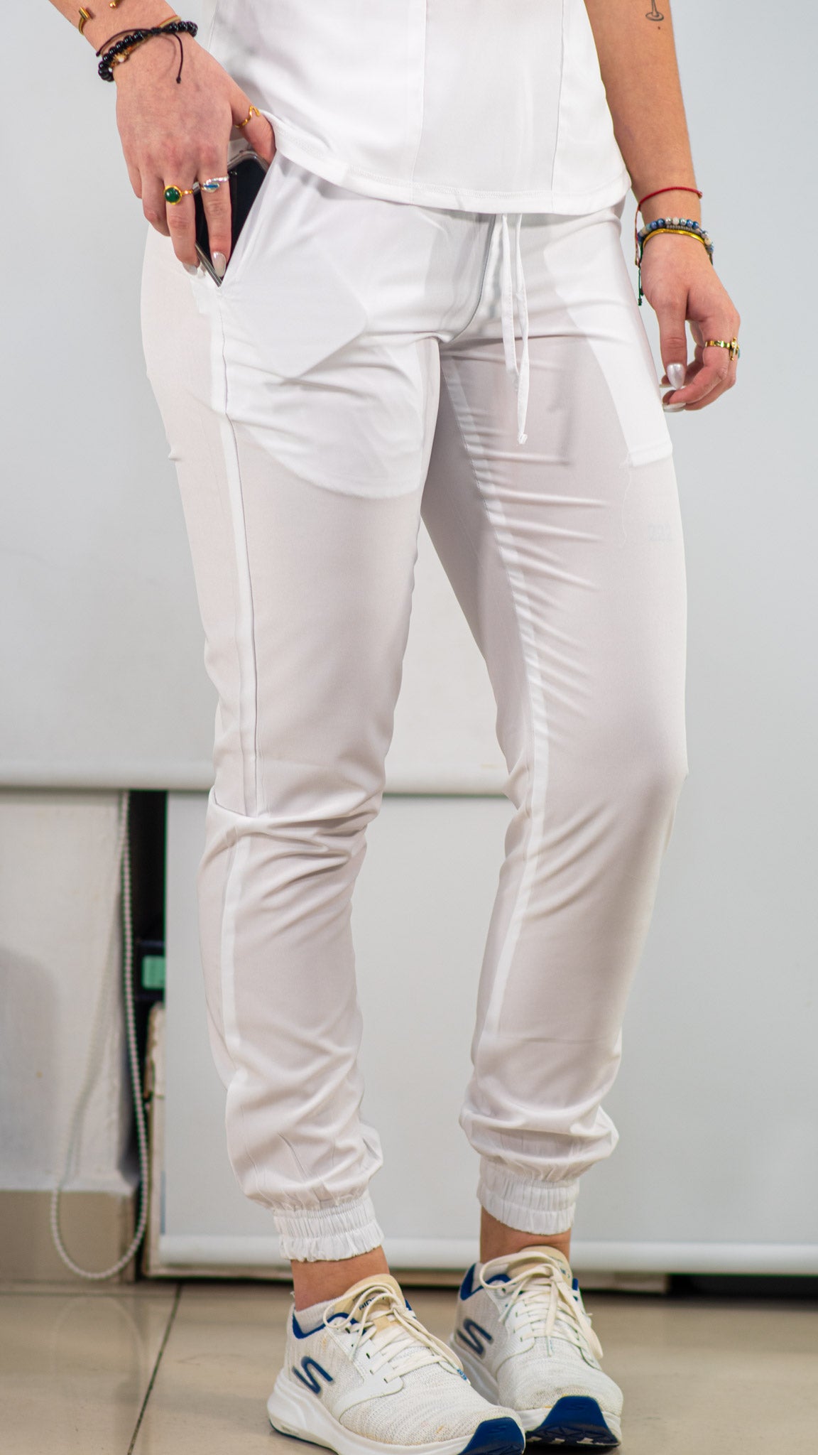 Jogger Quirúrgico 2 Bolsas Estilo 600 Blanco Mujer F.W