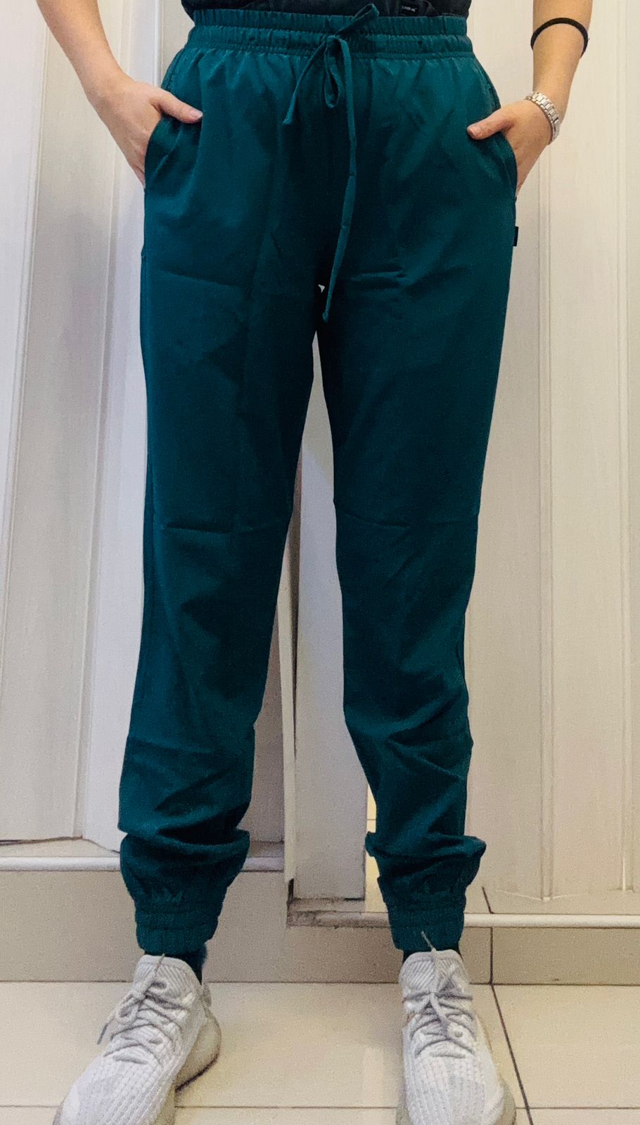 Jogger Quirúrgico 2 Bolsas Verde Botella Mujer F.W, Scrubs 600 (Medical Uniforms)