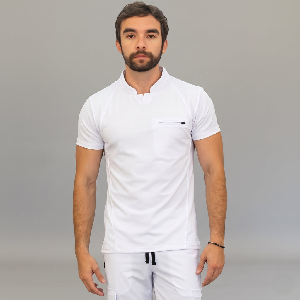 scrubs-blanco-frontal.jpg: "Vista frontal de la filipina quirúrgica Est. 910 para hombre en color blanco, con bolsillo del pecho con cierre y cuello con abertura en V."